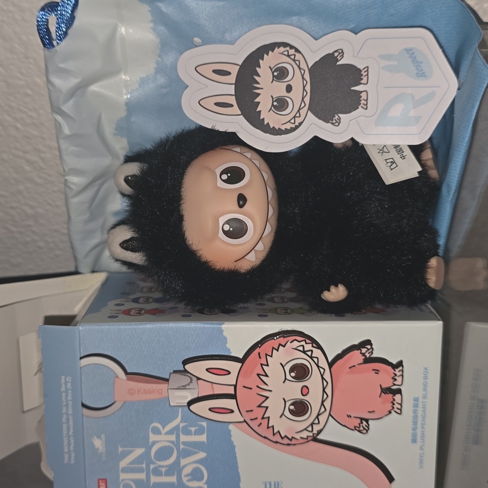 Pin For Love Labubu - Confirmed R - Picture 2 of 2